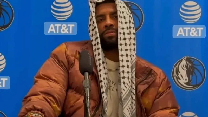 Fotografija: Kyrie Irving pred kamerami in mikrofoni ni pojasnil, zakaj je imel na sebi tradicionalno uporniško pokrivalo, saj ga o tem tudi ni nihče povprašal. FOTO: posnetek zaslona