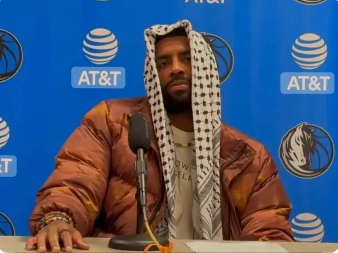 Kyrie Irving pred kamerami in mikrofoni ni pojasnil, zakaj je imel na sebi tradicionalno uporniško pokrivalo, saj ga o tem tudi ni nihče povprašal. FOTO: posnetek zaslona