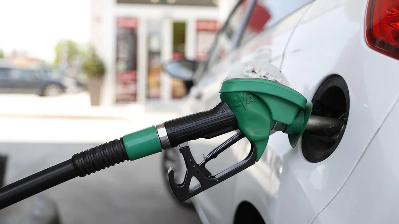 Fotografija: Za liter neosvinčenega bencina bo na bencinskih servisih izven avtocestnega križa v novem 14-dnevnem obdobju treba plačati 1,508 evra na liter, kar je 2,6 centa manj kot doslej. FOTO: Leon Vidic/Delo