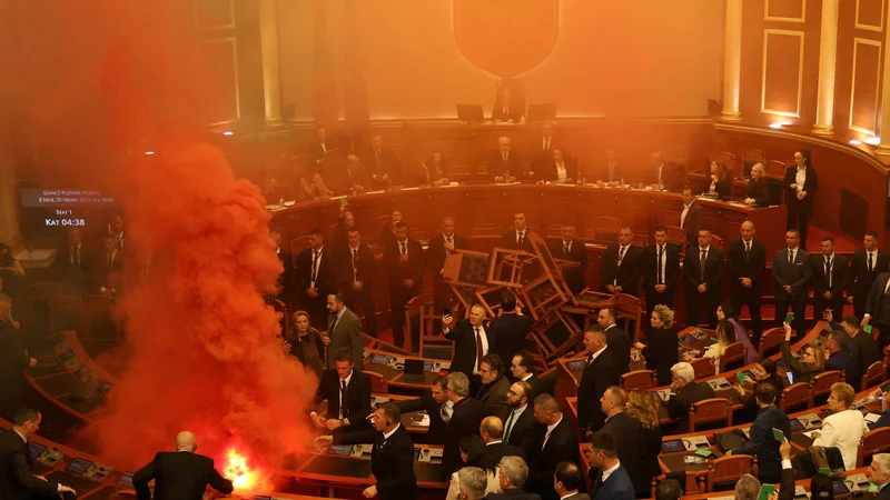 Fotografija: Opozicijski poslanci so skušali preprečiti glasovanje o proračunu. FOTO: Florion Goga/Reuters