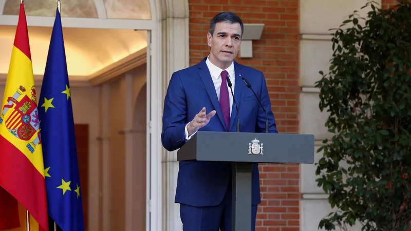 Fotografija: »Začenja se zakonodajno obdobje z močnim političnim profilom, zato moramo imeti ekipo, ki bo kos tej nalogi,« je ob predstavitvi imen poudaril premier Pedro Sánchez. FOTO: Jose Manuel Alvarez/AFP