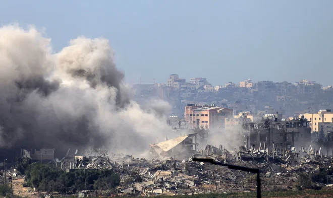 V izraelskih napadih na Gazo je bilo od oktobra ubitih že več kot 13.000 ljudi. FOTO: John MacDougall/AFP