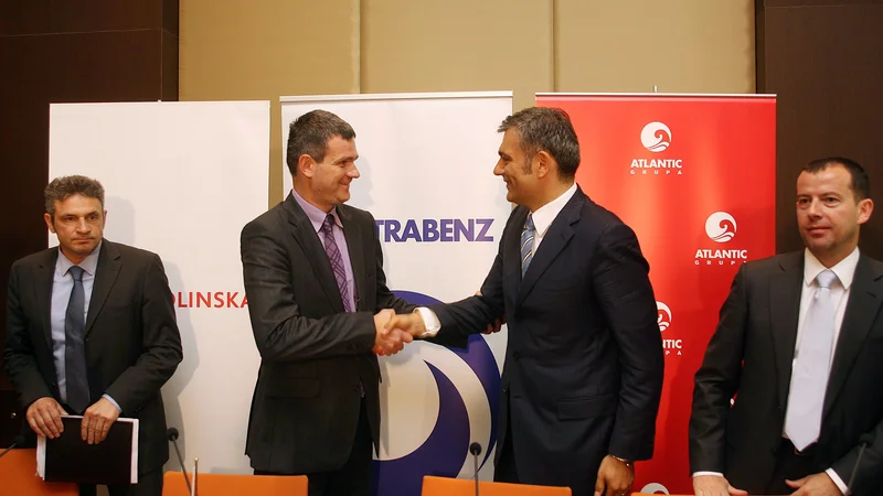Fotografija: Novinarska konferenca ob prodaji Droge Kolinske leta 2010. Z leve: Slobodan Vočićević, Tomaž Berločnik, Emil Tedeschi in Enzo smrekar. FOTO: Ljubo Vukelič/Delo
