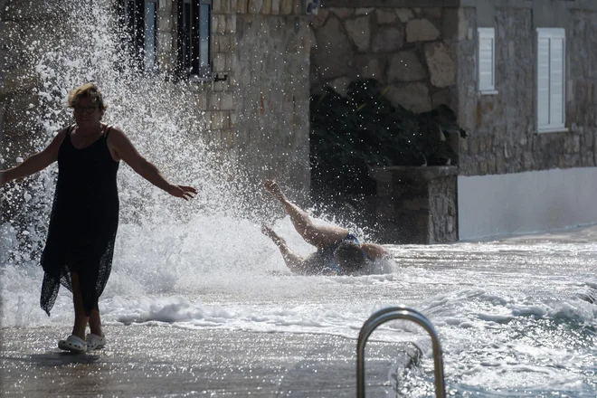 Močan jugo dviguje morje v Dalmaciji. Foto: Niksa Stipanicev/Cropix