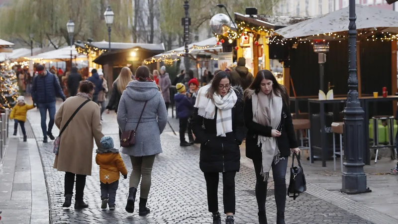 Fotografija: Božično-novoletni sejem vsako leto v Ljubljano privabi številne obiskovalce. FOTO: Leon Vidic/Delo