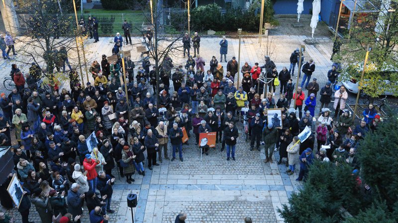 Fotografija: Pred Večerom se je zbrala množica. FOTO: Andrej Petelinšek