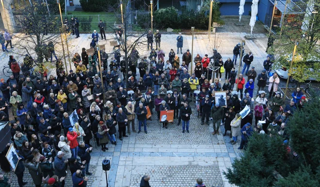 Pred Večerom se je zbrala množica. FOTO: Andrej Petelinšek