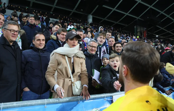 Olga Danilović in Jan Oblak po zmagi Slovenije v Stožicah. FOTO: Dejan Javornik