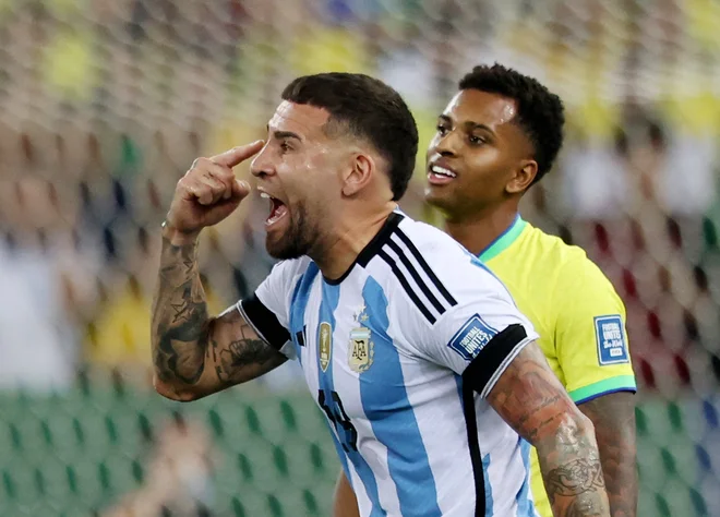 Nicolas Otamendi in Rodrygo po doseženem golu Argentinca. FOTO: Sergio Moraes/Reuters