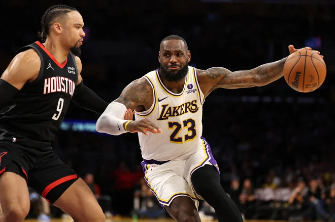 Nov 19, 2023; Los Angeles, California, USA; Los Angeles Lakers forward LeBron James (23) dribbles against Houston Rockets forward Dillon Brooks (9) during the second quarter at Crypto.com Arena. Mandatory Credit: Kiyoshi Mio-USA TODAY Sports Foto Kiyoshi Mio Usa Today Sports Via Reuters Con