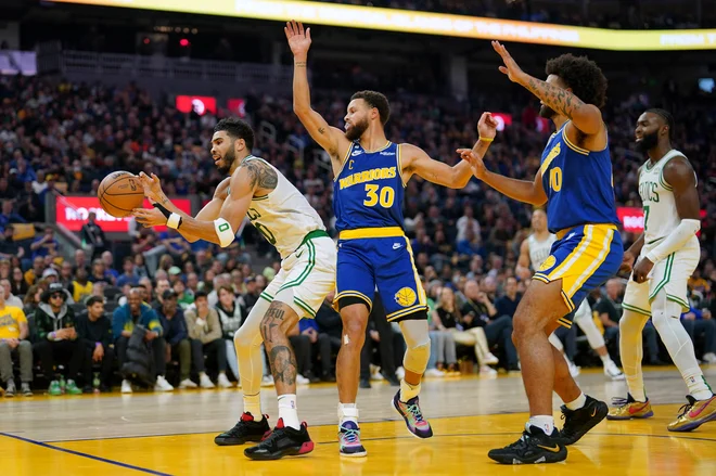 Bostonov zvezdnik Jayson Tatum (levo) in »bojevnik« iz San Francisca Stephen Curry bijeta bitko tudi za najboljšega ameriškega košarkarja ta trenutek. FOTO: Cary Edmondson/Usa Today Sports