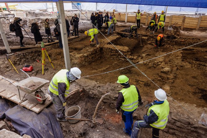 Arheologi so presenečeni nad številnimi najdbami iz obdobja Emone. FOTO: Črt Piksi/Delo