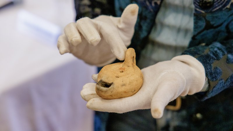Fotografija: Našli so tudi številne osebne predmete, med katerimi je kar nekaj oljenk. FOTO: Črt Piksi/Delo