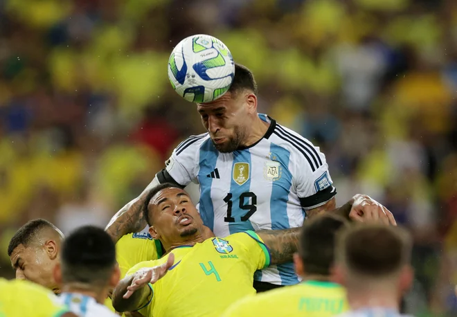 Nicolas Otamendi je po visokem skoku z glavo premagal Alissona in dosegel šesti gol v državnem dresu. FOTO: Ricardo Moraes/Reuters