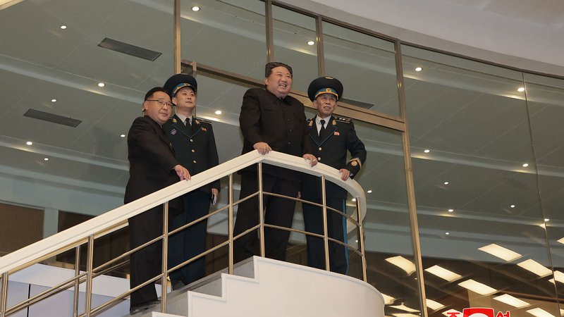 Fotografija: Partijski mediji so sporočili, da je severnokorejski voditelj Kim Džong Un pregledal posnetke ameriškega vojaškega oporišča Andersen in pristanišča Apra na Guamu. FOTO: AFP