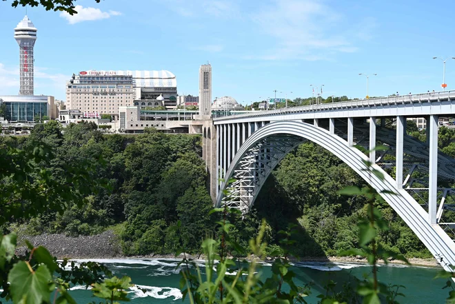 Mavrični most pri znamenitih Niagarskih slapovih povezuje ameriški Buffalo in kanadsko Niagaro (fotografija je arhivska). FOTO: Daniel Slim/AFP