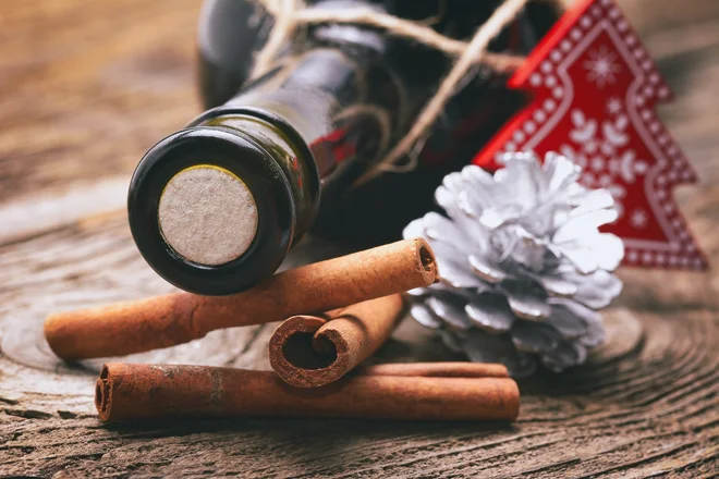 Ni primerno pričakovati, da bo steklenico, ki jo je dobil za darilo, gostitelj takoj tudi odprl, ker sami entuziastično čakamo, da bomo videli, ali bo zares zadovoljen – in ker smo jo kupili bolj zase kot zanj. FOTO: Shutterstock