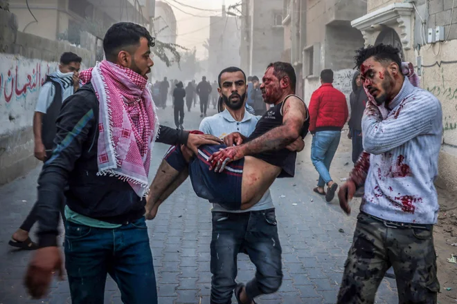 Izrael je tudi to noč intenzivno obstreljeval Gazo in izvedel številne racije na Zahodnem bregu. Palestinska tiskovna agencija Wafa je poročala, da je bilo v izraelskih napadih v sredo ubitih več deset ljudi. Zunanji minister Palestinske uprave (PA) Rijad al Maliki je dejal, da je bilo 52 od tistih, ki so bili v sredo zjutraj ubiti v begunskem taborišču Džabalija na severu Gaze, pripadnikov iste družine. »Imam seznam imen, 52 jih je bilo, popolnoma izbrisanih, od dedka do vnukov.« Foto Mohammed Abed Afp