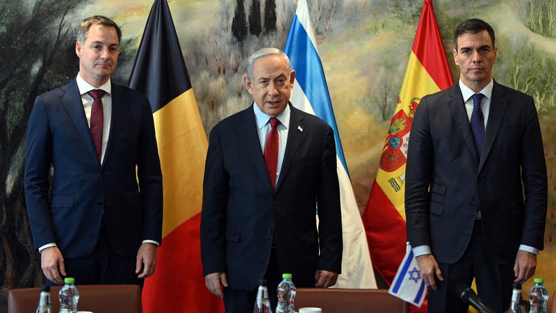 Fotografija: Belgijski premier Alexander De Croo, izraelski premier Benjamin Netanjahu in španski premier Pedro Sánchez danes v Jeruzalemu FOTO: Borja Puig De La Bellacasa/AFP