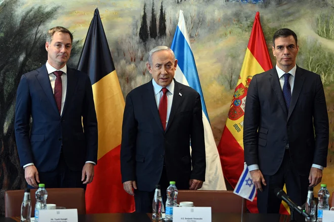 Belgijski premier Alexander De Croo, izraelski premier Benjamin Netanjahu in španski premier Pedro Sánchez danes v Jeruzalemu FOTO: Borja Puig De La Bellacasa/AFP