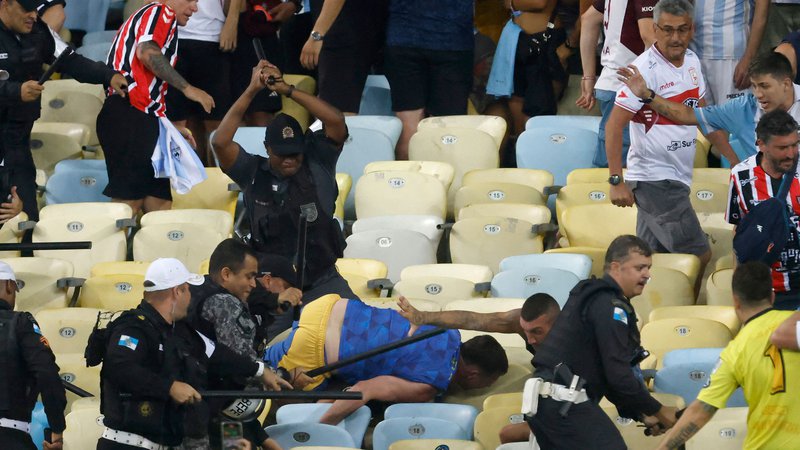 Fotografija: Na Maracani se je vnel pretep med navijači. FOTO: Daniel Ramalho/AFP