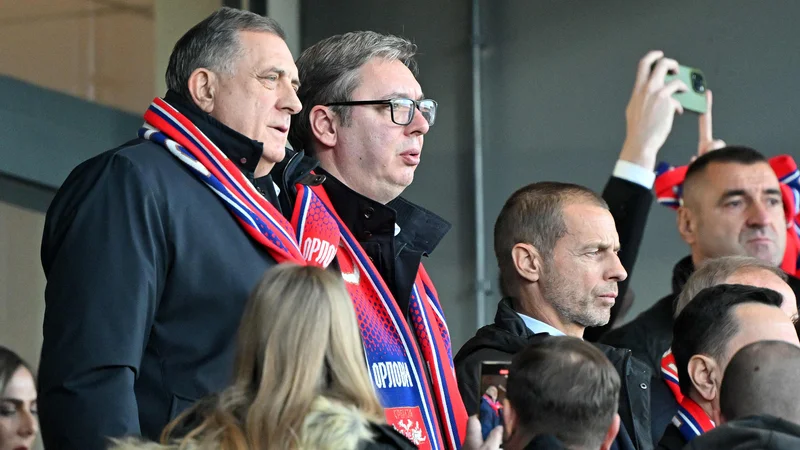 Srbski predsednik Aleksandar Vučić (drugi z leve) je v spremstvu predsednika Evropske nogometne zveze Aleksandra Čeferina in voditelja Srbov v BiH Milorada Dodika na novem stadionu v Leskovcu gledal tekmo Srbije proti Bolgariji. Vučićevi nasprotniki v vsakem njegovem javnem nastopu vidijo predvolilno kampanjo. Foto Andrej Isakovic Afp