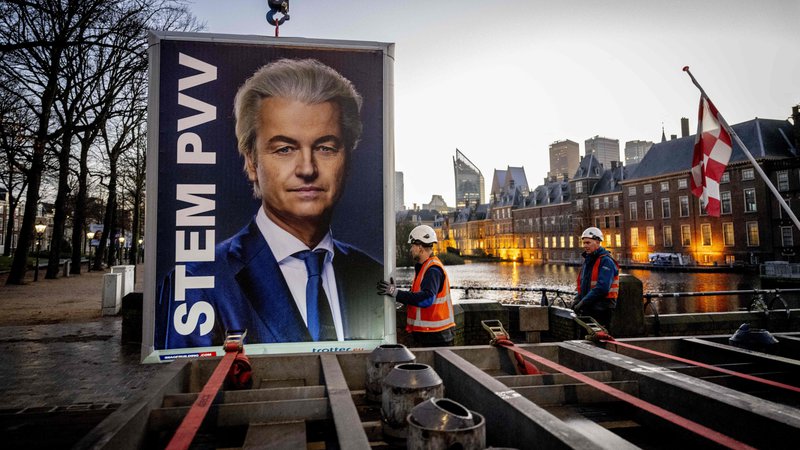 Fotografija: Kako velik izziv bo za zmagovalca oblikovanje koalicije, govori predvsem zgodovina. Sanitarni kordon, ki sta ga tradicionalna desnica in levica vzpostavili okoli Wildersove stranke, drži že vse od leta 2012. FOTO: Robin Utrecht/Afp