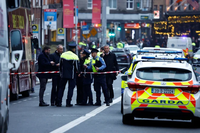 Policisti na prizorišču napada. FOTO: Clodagh Kilcoyne/Reuters