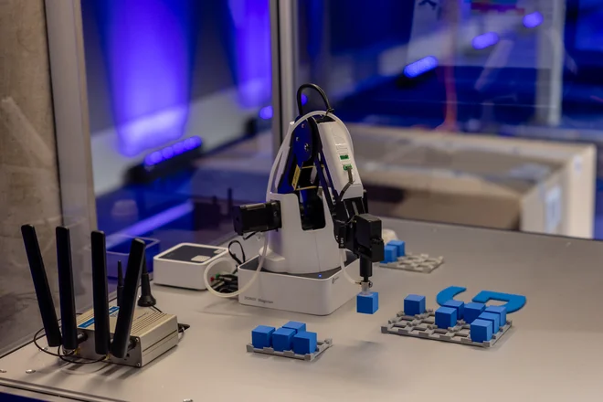 Demonstracijsko okolje INO.LAB Telekoma Slovenije je namenjeno sodelovanju in preizkušanju različnih primerov rešitev, ki temeljijo na uporabi tehnologije zasebnih mobilnih 5G-omrežij. FOTO: Črt Piksi/Delo