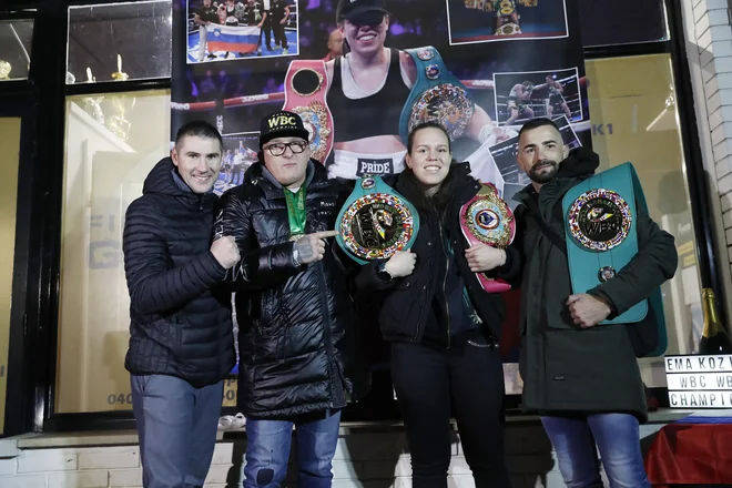 Ema Kozin se je še enkrat zahvalila svoji menedžersko-trenerski ekipi: Rudolfu Pavlinu, Redžu Ljutiću (desno) in Gregorju Debeljaku (levo). FOTO: Leon Vidic/Delo