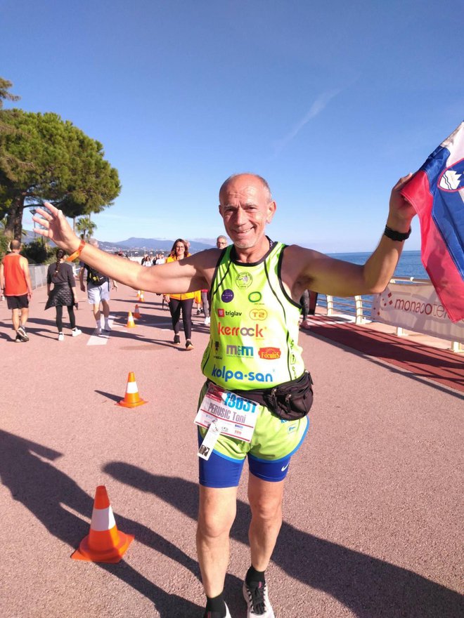 Toni Perušič na tekmah v tujini vselej teče s slovensko zastavo.  Foto Osebni arhiv