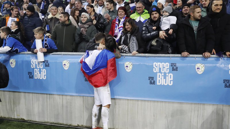 Fotografija: Slovenski nogometaši si obetajo, da bodo imeli na EP vsaj takšno podporo, kot so jo imeli njihovi predhodniki leta 2000 v Amsterdamu, ko je nogometaše spremljalo 12.000 navijačev. FOTO: Leon Vidic