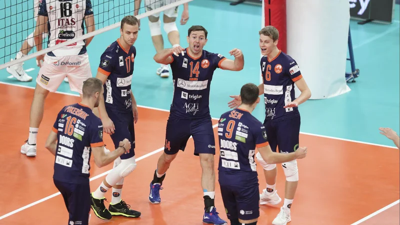 Oranžni zmaji so se odlično upirali favoriziranemu Trentinu, a se na koncu niso mogli veseliti zmage. FOTO: CEV