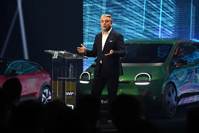 Renaultov šef Luca de Meo trdi, da bo naslednji električni twingo za množice. Kje ga bodo izdelovali? FOTO: Miguel Medina Afp