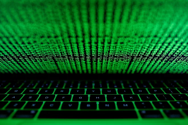 Kompromat je okrajšava za kompromitirajoči material, škodljivo informacijo o nekom, ki se lahko uporablja za ustvarjanje negativne publicitete ali za izsiljevanje. FOTO: Kacper Pempel/Reuters