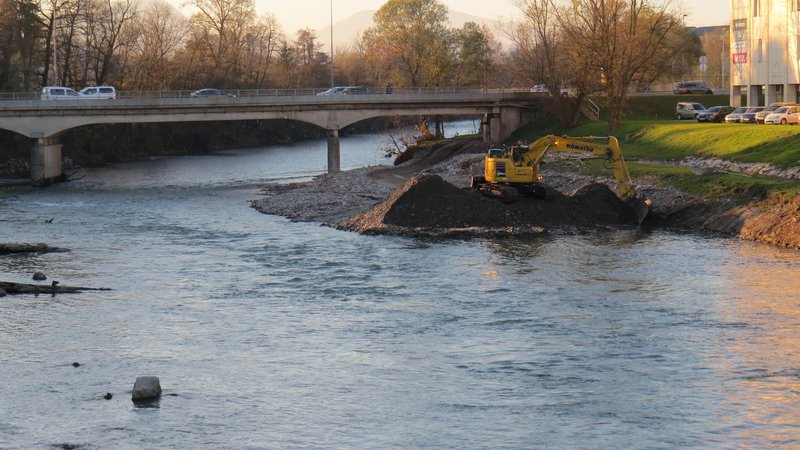 Fotografija: V Medvodah so začeli urejati rečno strugo Sore. FOTO: Bojan Rajšek/Delo