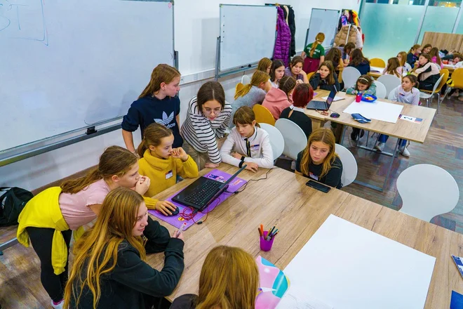 Na hekatonu so dekleta pokazala, kako si želijo, da se jim predstavljajo poklici prihodnosti. Pripravila so inovativne in ustvarjalne predloge.

FOTO: Šimen Zupančič/GirlsDoCode
