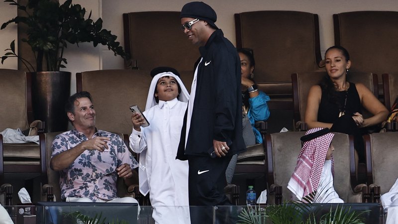 Fotografija: Kljub denarnim težavam je Ronaldinho rado viden gost na različnih športnih tekmovanjih in prireditvah. FOTO: Hamad I Mohammed/Reuters