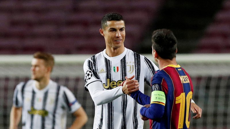 Fotografija: Cristiano Ronaldo in Lionel Messi se bosta februarja znova soočila na nogometnem igrišču. FOTO: Albert Gea/Reuters