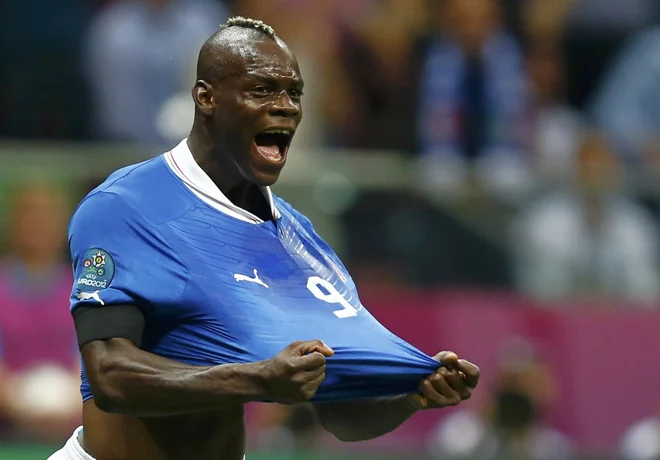 Mario Balotelli ne more iz svoje kože in se zaradi neumnosti vselej znajde v središču pozornosti. FOTO: Kai Pfaffenbach/Reuters