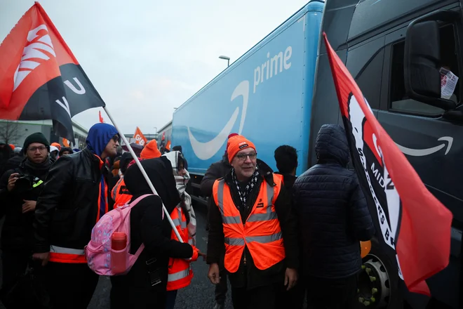 Najbolj množična stavka bo verjetno v Veliki Britaniji, v enem največjih logističnih centrov spletnega trgovca. FOTO: Phil Noble/Reuters