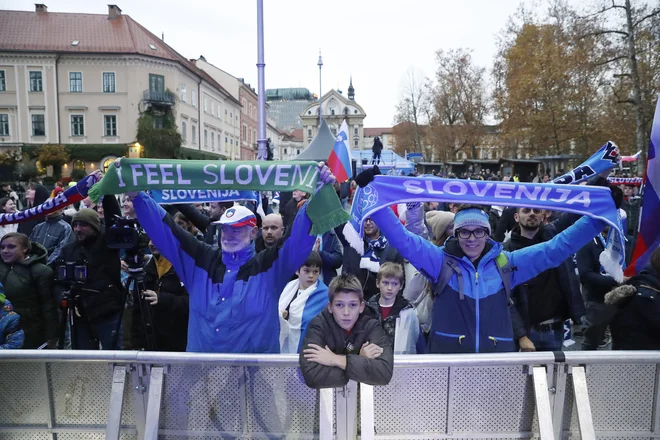 Slovenska nogometna reprezentanca se je po dolgih štiriindvajsetih letih ponovno uvrstila na evropsko prvenstvo (EP) najpomembnejše postranske stvari na svetu. FOTO: Leon Vidic/Delo