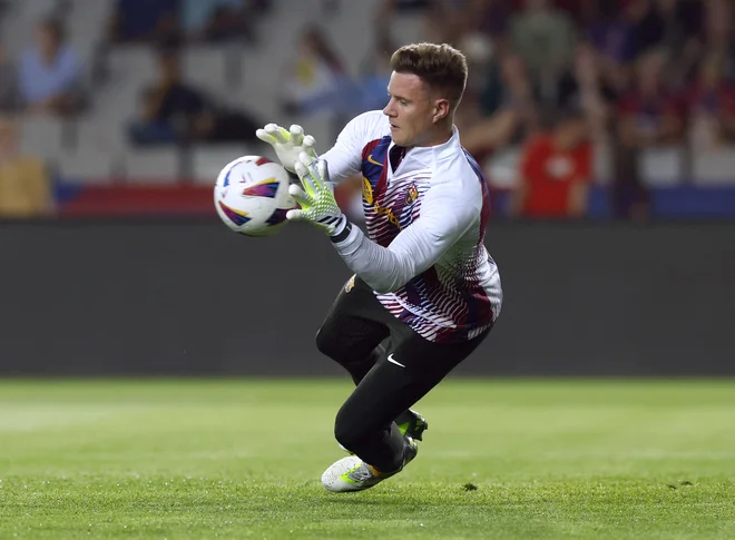 Vratar Barcelone Marc-Andre ter Stegen je v izboru za najboljšega nogometaša minule sezone prekašal tudi najboljšega strelca prvesntva Roberta Lewandowskega. FOTO: Albert Gea/Reuters