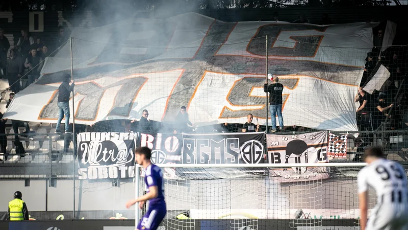 Gostovanje vijoličnih v soboški Fazaneriji s trenerjem Antejem Šimundžo na klopi v Prekmurju stopnjuje nogometno vričico.

Foto Mediaspeed.net/Niko Časar