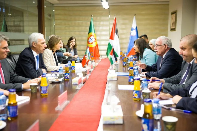 Tanja Fajon je o potrebi po pripravi jasnega mirovnega načrta govorila tudi v Ramali, kjer jo je sprejel palestinski zunanji minister Rijad al Maliki. FOTO: Mzez