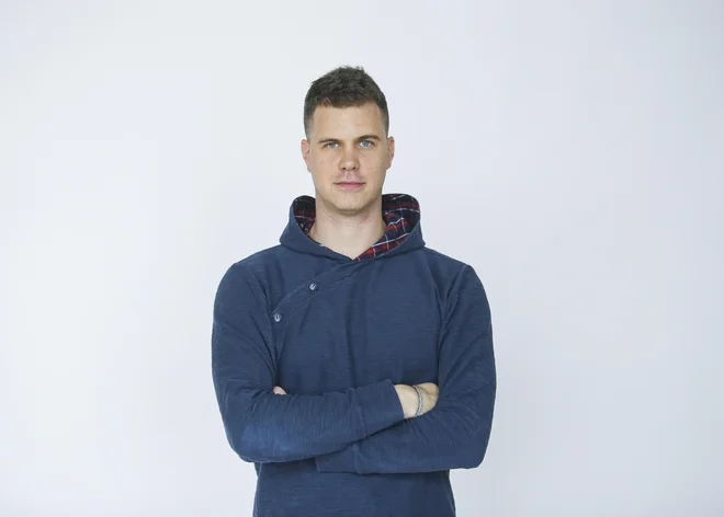 Aljaž Vrabec, dobitnik psa čuvaja za serijo intervjujev o Ukrajini in Rusiji. FOTO: Jože Suhadolnik/Delo