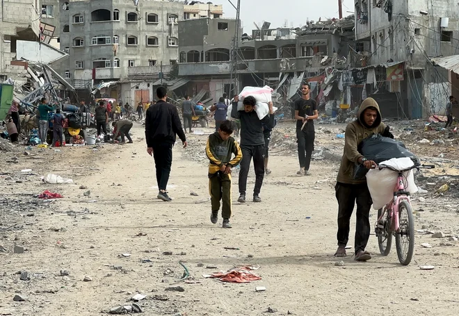 Agencija ZN za pomoč palestinskim beguncem (UNRWA) je sporočila, da je v petek humanitarna pomoč dosegla severni del Gaze, in sicer prvič v zadnjem mesecu. FOTO: Abed Sabah /Reuters