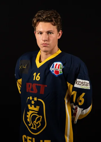 Latvijec Mikus Mintautiškis je bil spet eden najboljših hokejistov Celja. FOTO: Peter Ocvirk/HK Celje