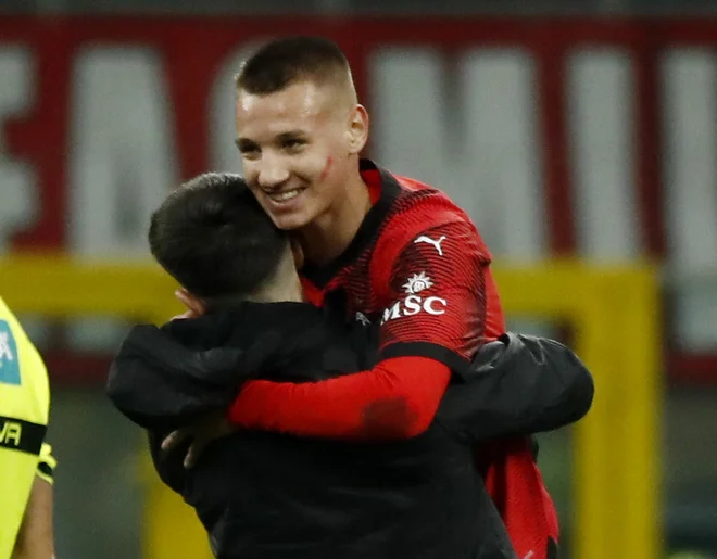 Petnajstletni Franceso Camarda je v dresu Milana zaigral od 83. minute dalje in s tem postal najmlajši nogometaš, ki je zaigral v italijanski elitni ligi. FoOTO: Alessandro Garofalo/Reuters