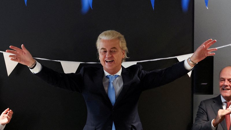 Fotografija: Čeprav se še vedno ne ve, ali bo Geertu Wildersu uspelo sestaviti koalicijo, je dejstvo, da je četrtina nizozemskih volivcev dala svoj glas človeku, ki je predlagal rušenje džamij z buldožerji, prepoved vseh islamskih šol, korana in nošenja hidžaba na javnih krajih. FOTO: Yves Herman/Reuters